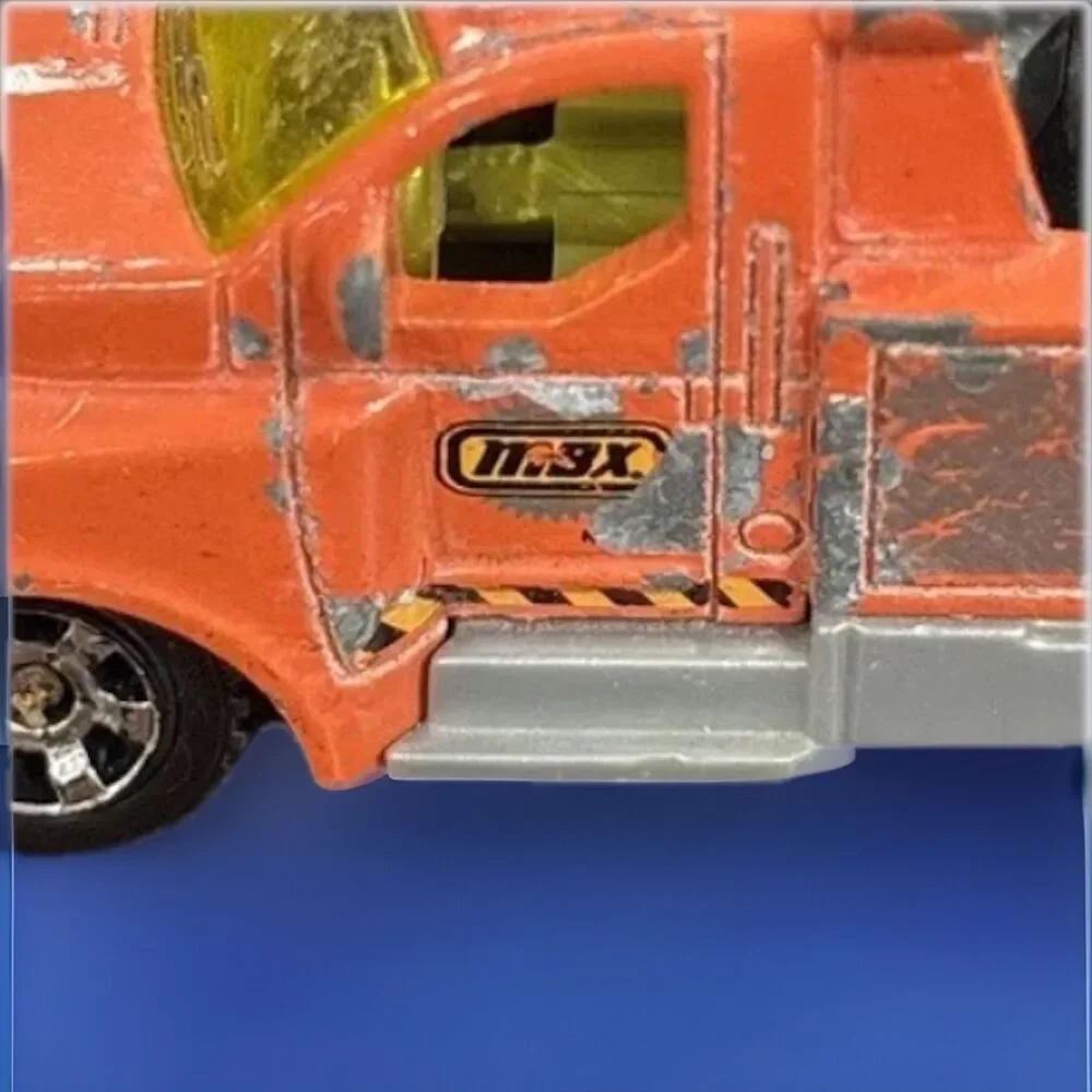 Matchbox 2005 Orange Tow Truck MB661 City Works *ROUGH PAINT*